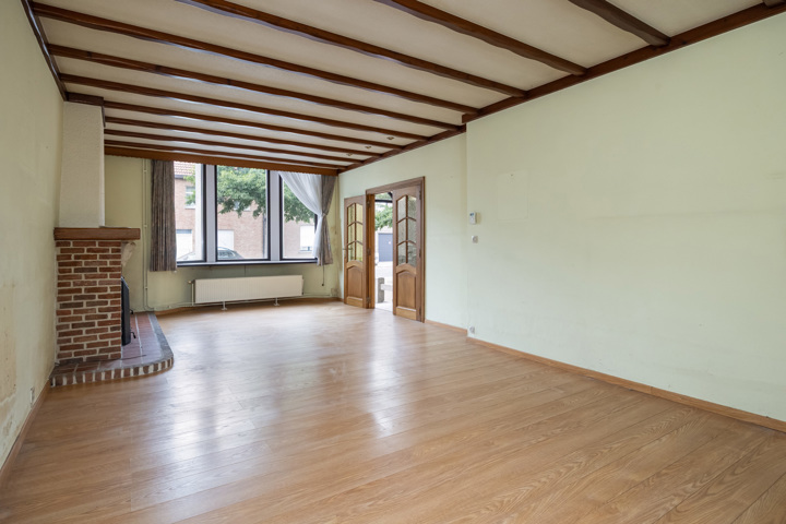Centraal gelegen woning met veel potentieel, oprit en tuin