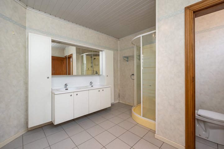 Centraal gelegen woning met veel potentieel, oprit en tuin
