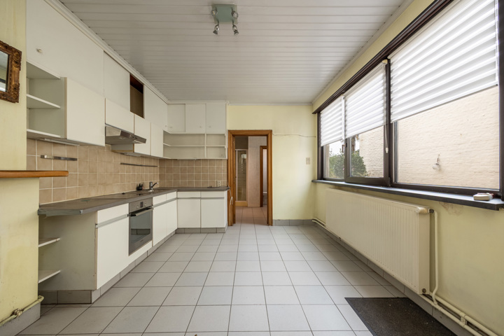 Centraal gelegen woning met veel potentieel, oprit en tuin
