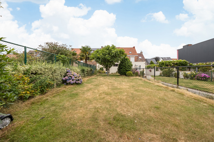 Centraal gelegen woning met veel potentieel, oprit en tuin