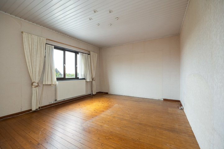Centraal gelegen woning met veel potentieel, oprit en tuin