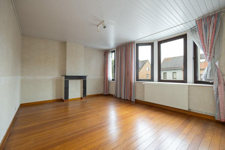 Centraal gelegen woning met veel potentieel, oprit en tuin