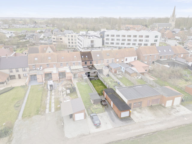 Rustig gelegen woning met uitweg en garage