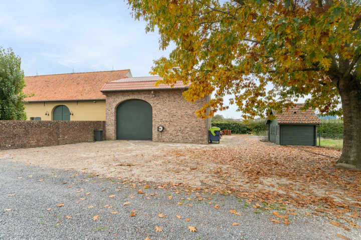Landhuis met magazijnen, idyllisch gelegen op 5.388 m²