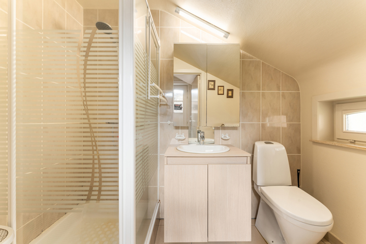 Landhuis met magazijnen, idyllisch gelegen op 5.388 m²