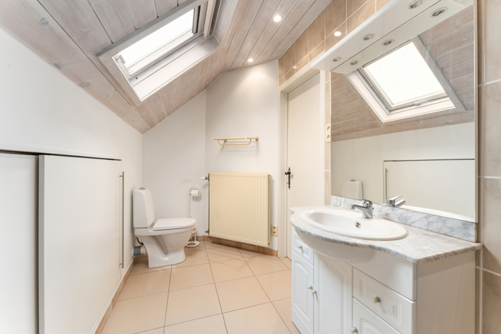 Landhuis met magazijnen, idyllisch gelegen op 5.388 m²