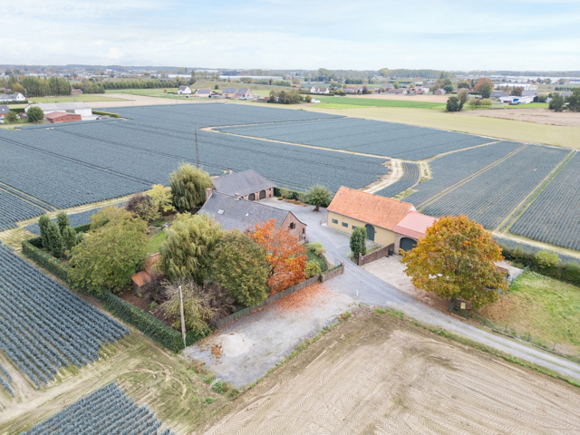 Landhuis met magazijnen, idyllisch gelegen op 5.388 m²
