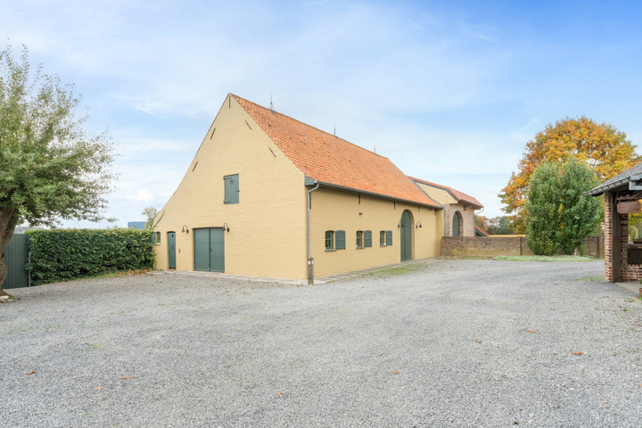 Landhuis met magazijnen, idyllisch gelegen op 5.388 m²