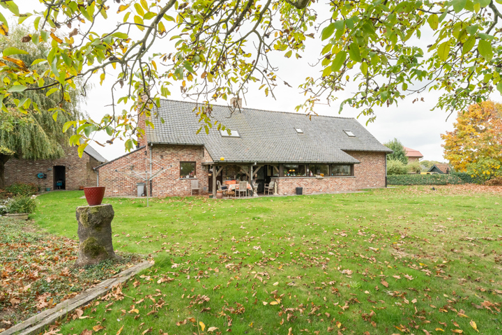 Landhuis met magazijnen, idyllisch gelegen op 5.388 m²