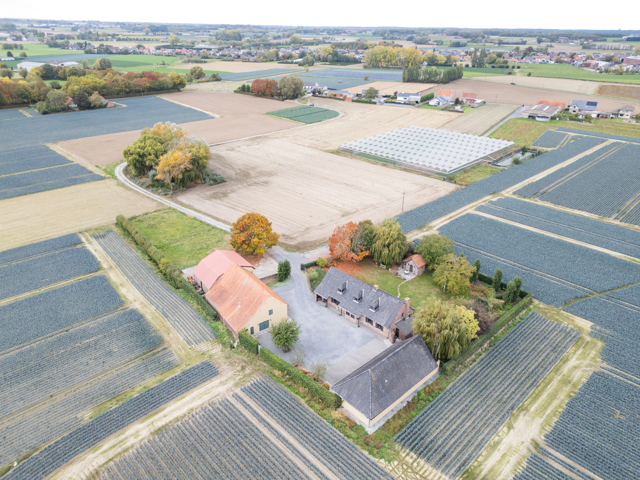 Landhuis met magazijnen, idyllisch gelegen op 5.388 m²