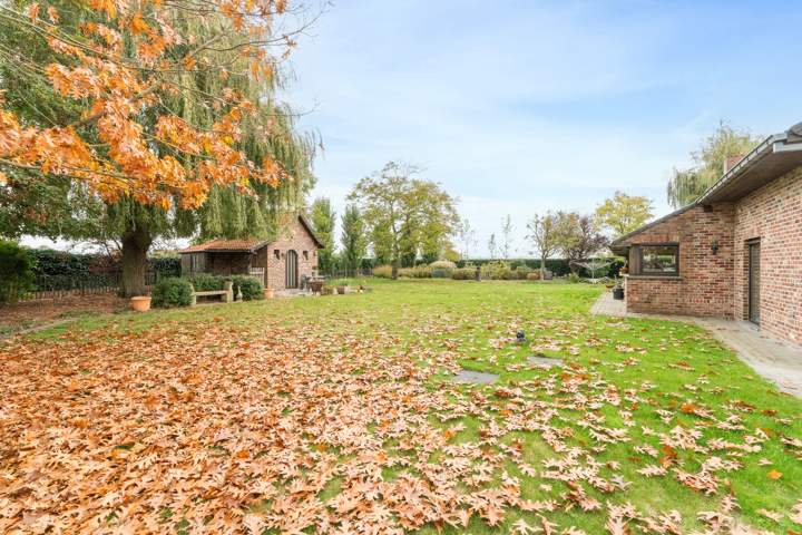 Landhuis met magazijnen, idyllisch gelegen op 5.388 m²