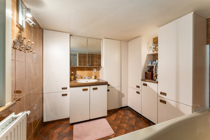 Landhuis met magazijnen, idyllisch gelegen op 5.388 m²