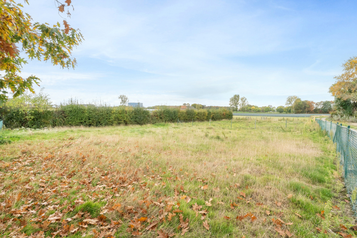 Landhuis met magazijnen, idyllisch gelegen op 5.388 m²