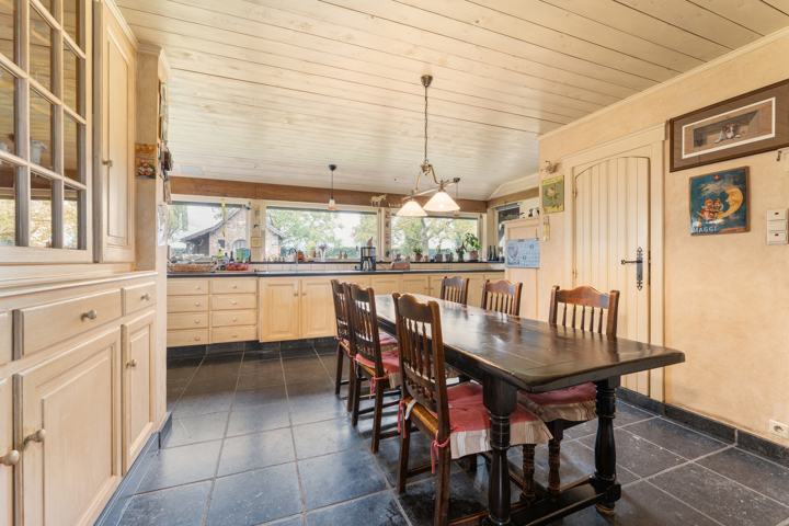 Landhuis met magazijnen, idyllisch gelegen op 5.388 m²