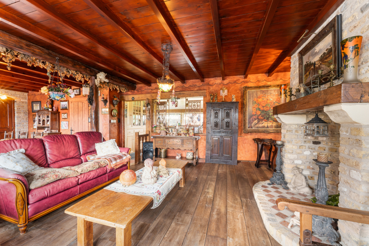 Landhuis met magazijnen, idyllisch gelegen op 5.388 m²