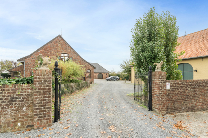Landhuis met magazijnen, idyllisch gelegen op 5.388 m²