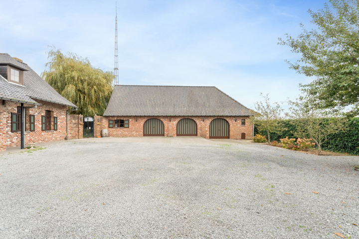 Landhuis met magazijnen, idyllisch gelegen op 5.388 m²