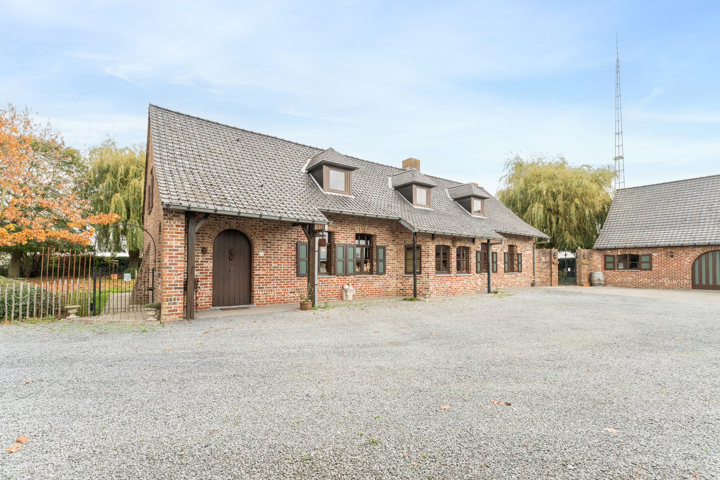 Landhuis met magazijnen, idyllisch gelegen op 5.388 m²