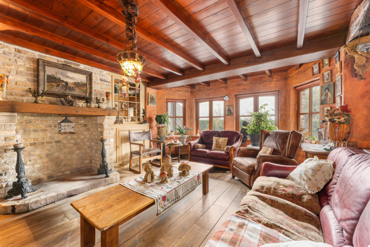 Landhuis met magazijnen, idyllisch gelegen op 5.388 m²