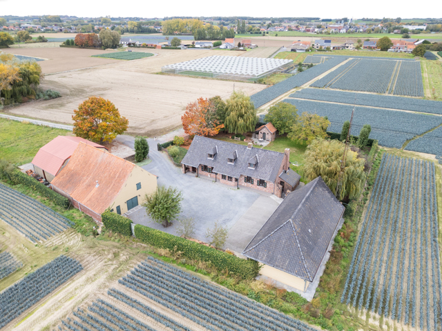 Landhuis met magazijnen, idyllisch gelegen op 5.388 m²