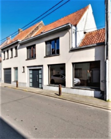 Charmante gerenoveerde woning met 3 slpk en 2 garages