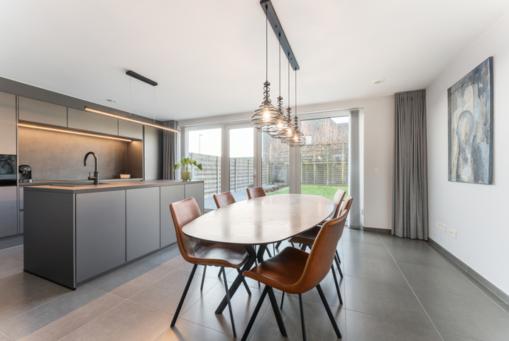 Recente HOB met 4 slpks en afzonderlijke garage te Roeselare