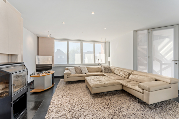 Handelsruimte met prachtige woning te koop in Roeselare!