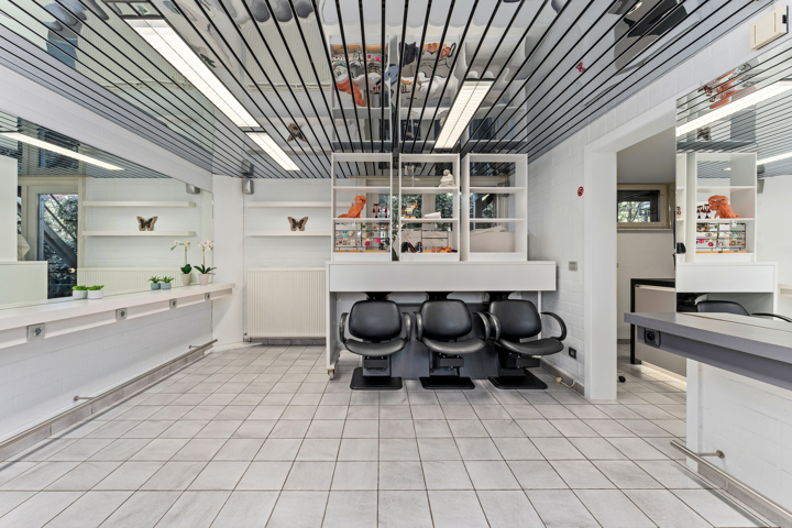 Handelsruimte met prachtige woning te koop in Roeselare!