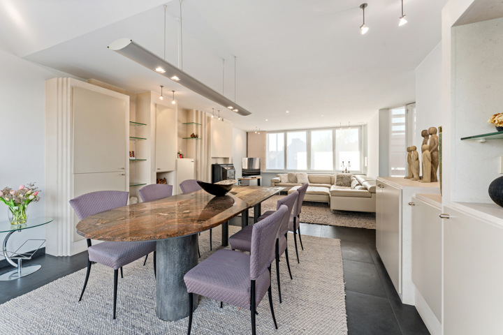 Handelsruimte met prachtige woning te koop in Roeselare!