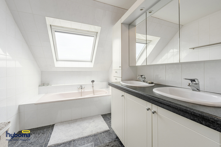 Instapklare woning met handelsruimte in centrum Kortemark