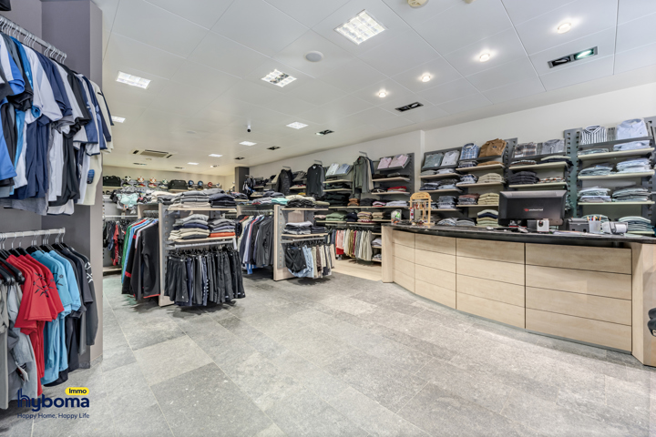Instapklare woning met handelsruimte in centrum Kortemark