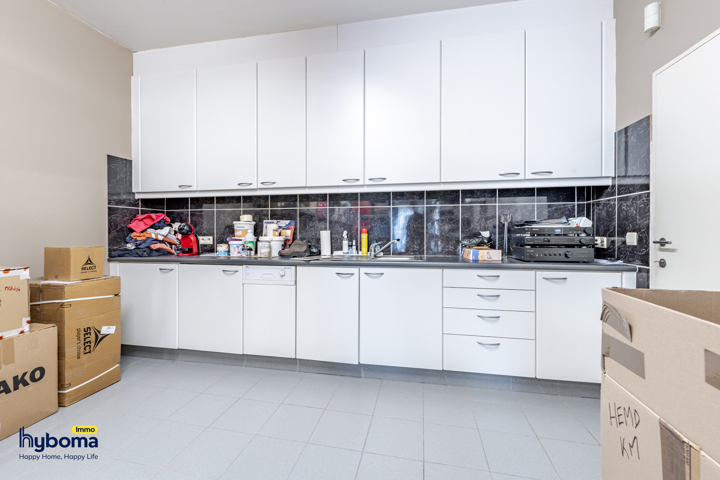 Instapklare woning met handelsruimte in centrum Kortemark