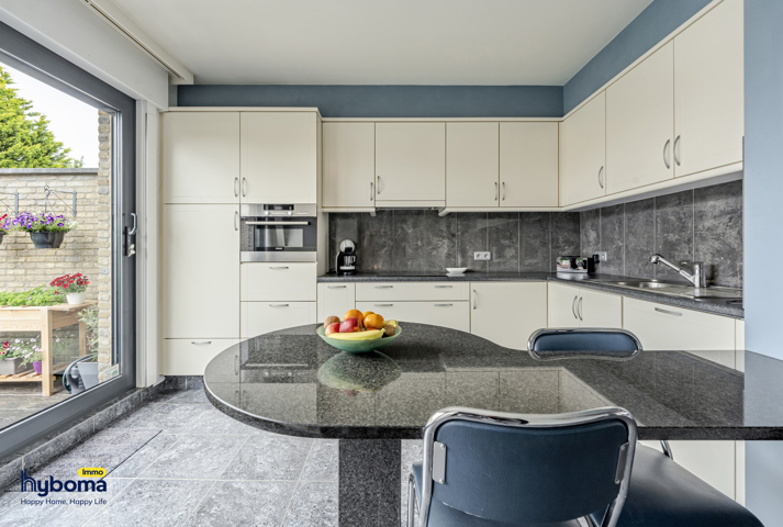 Instapklare woning met handelsruimte in centrum Kortemark