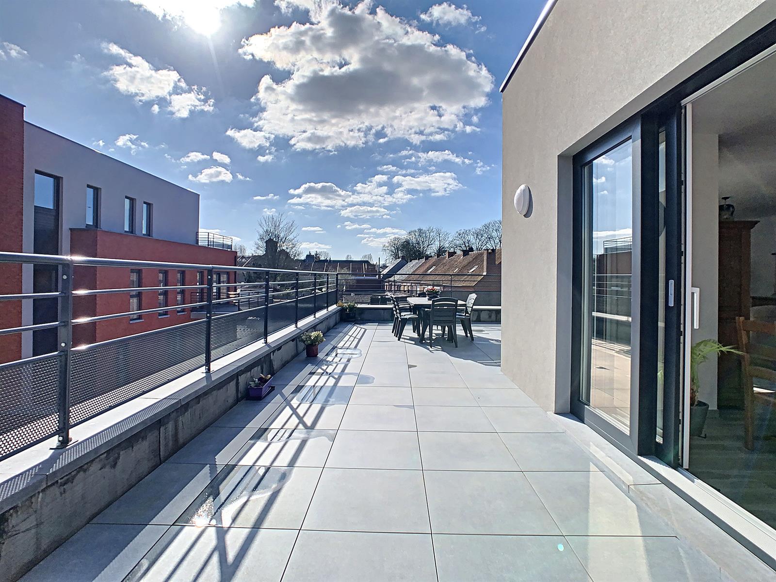 TOP SITUATION POUR CE PENTHOUSE AVEC GRANDE TERRASSE