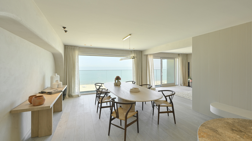 Uitzonderlijk breed appartement op de Zeedijk in het Zoute