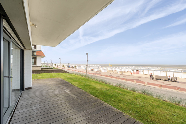 Appartement de coin exceptionnel avec vue sur la mer et un jardin