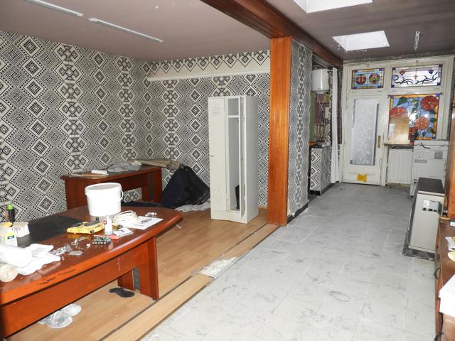 WETTEREN - Te renoveren handelspand op commerciële locatie 21