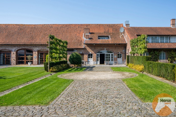 CELLES - Hoeve met feestzaal, restaurant, B&B en stallen 2