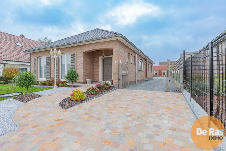 HILLEGEM - Verzorgde bungalow in rustige woonwijk 12
