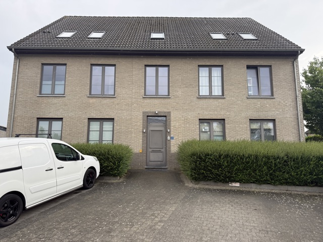 WICHELEN - Ruim duplexappartement met mooi terras. 3