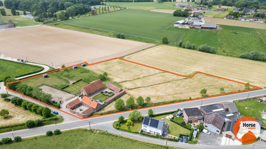 HEIKRUIS - Karaktervolle hoeve met stallen en piste op 1,7ha 11