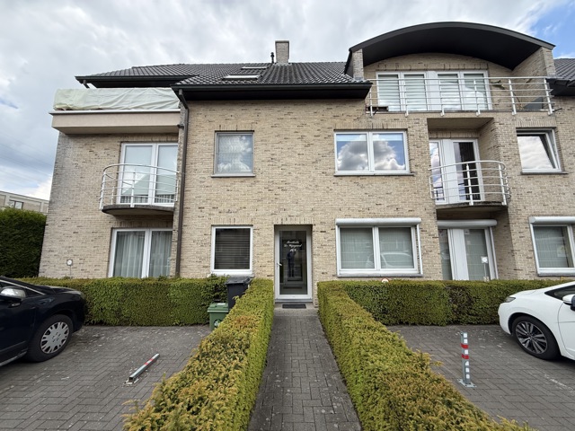AALST - Gerenoveerd gelijkvloers appartement mét garage. 2