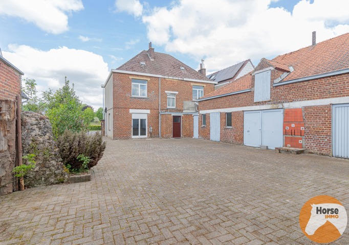 BURST - Te renoveren woning met tal van mogelijkheden 1