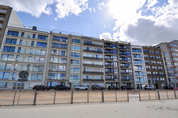 Appartement bien entretenu, sur la digue à Heist.