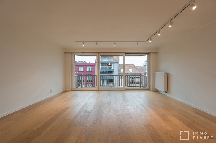 Appartement soigné avec terrasse ensoleillée sur l'avenue Lippens.
