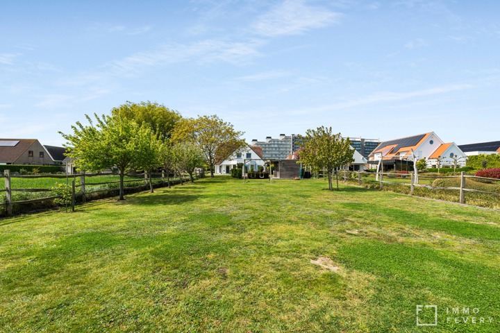 Moderne villa met open zicht op de velden, gelegen in een rustige villawijk te Knokke-Heist.
