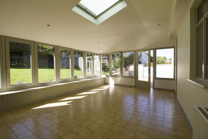 Appart rez, 2ch + bureau avec jardin, garage & cave
