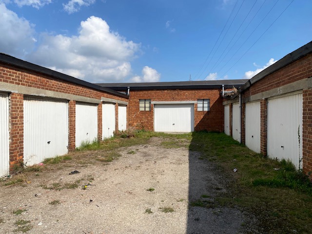 ENSEMBLE DE 16 GARAGES ET UN PETIT ENTREPOT