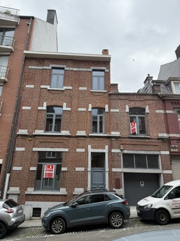 Immeuble de caract�re id�alement situ� au coeur de Charleroi: possibilit�s multiples