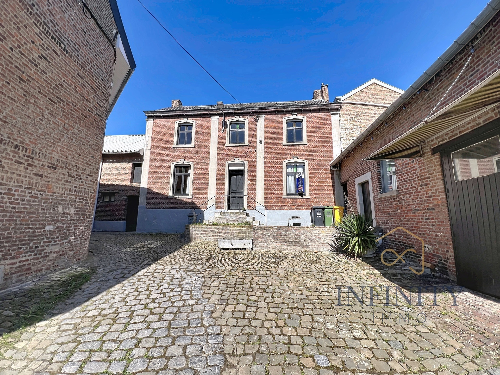 ANCIEN CORPS DE FERME - 4 CH - JARDIN - GARAGES